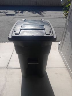 Bote para la basura con 2 llantas 64 Gal.pick UP only