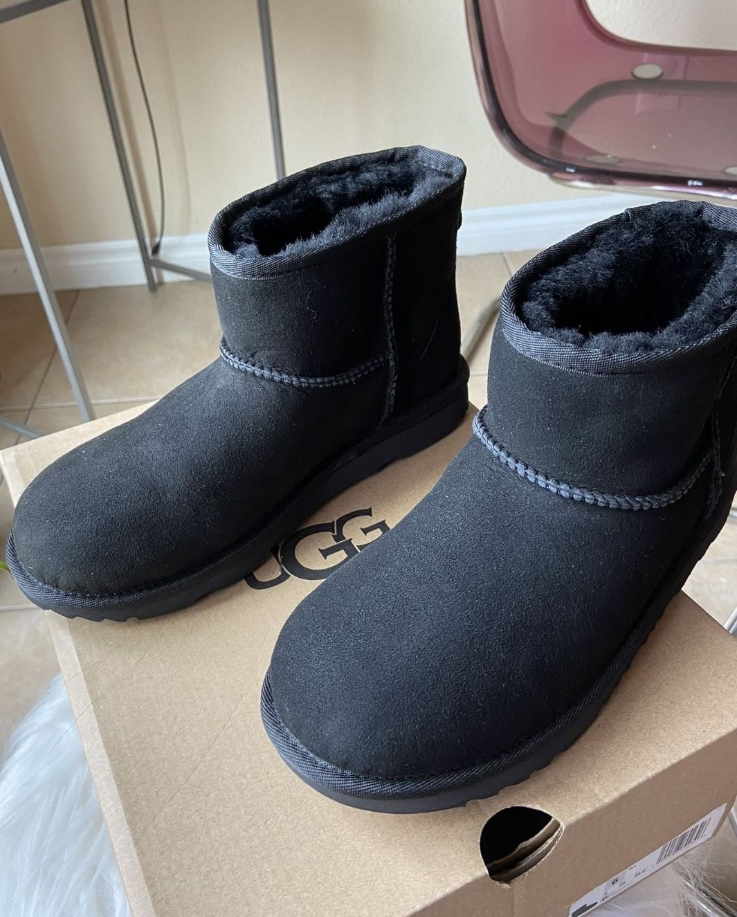 🍀NEW Sz 6 Black Suede UGG Bootie. $145 🎈🎈