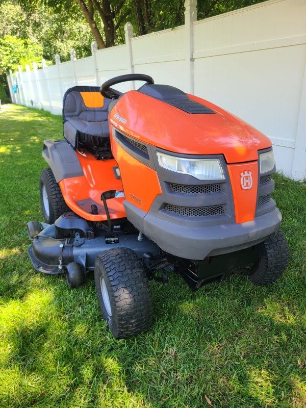 Husqvarna YTH23V48 Riding Lawnmower Tractor