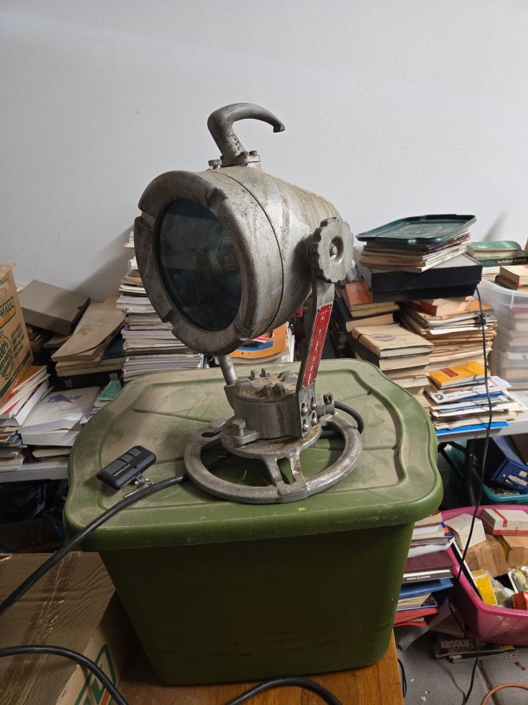VINTAGE NAUTICAL SPOTLIGHT PYLE