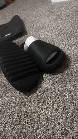 Yeezy slides size 9 in black