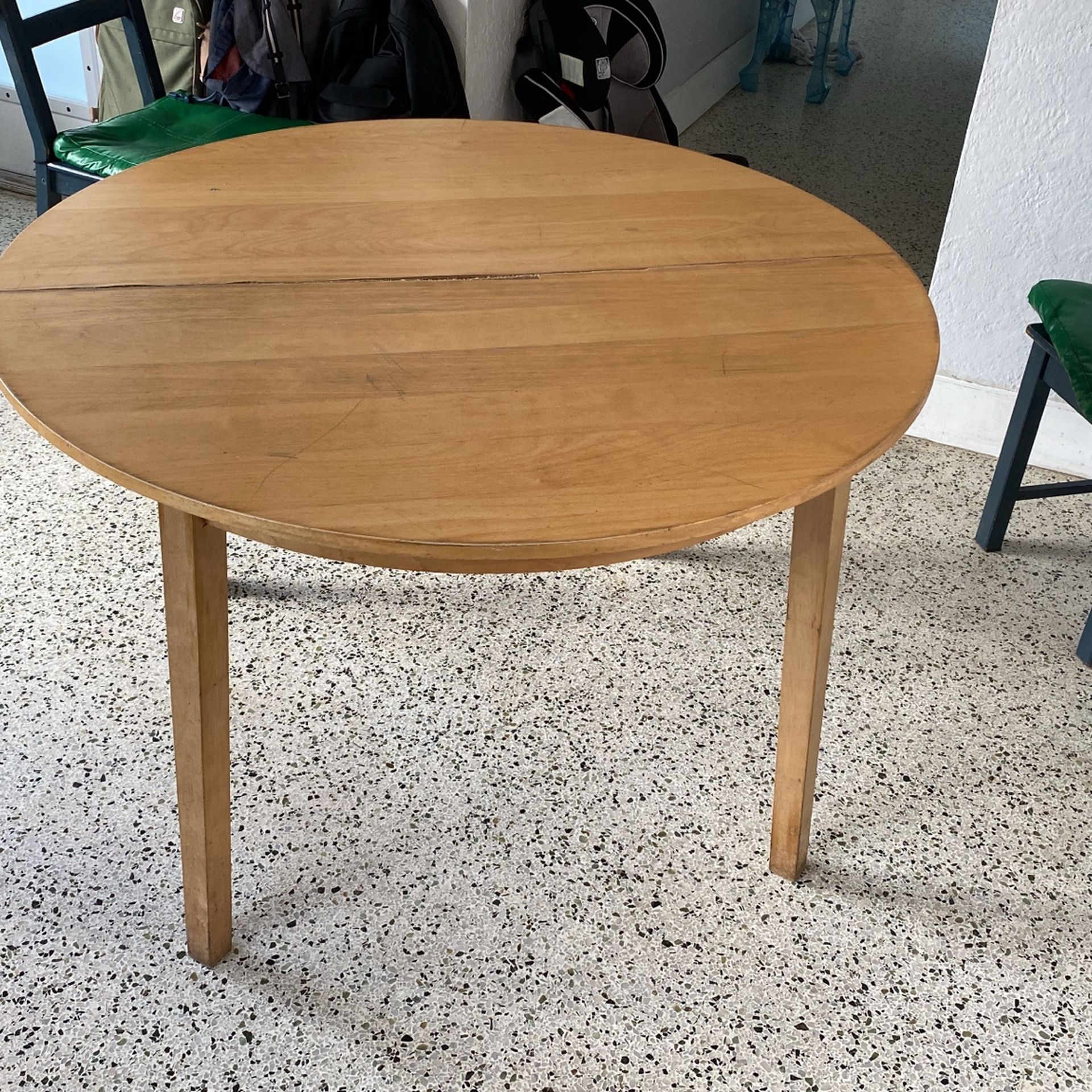 Wood table, extendible + 2 chairs