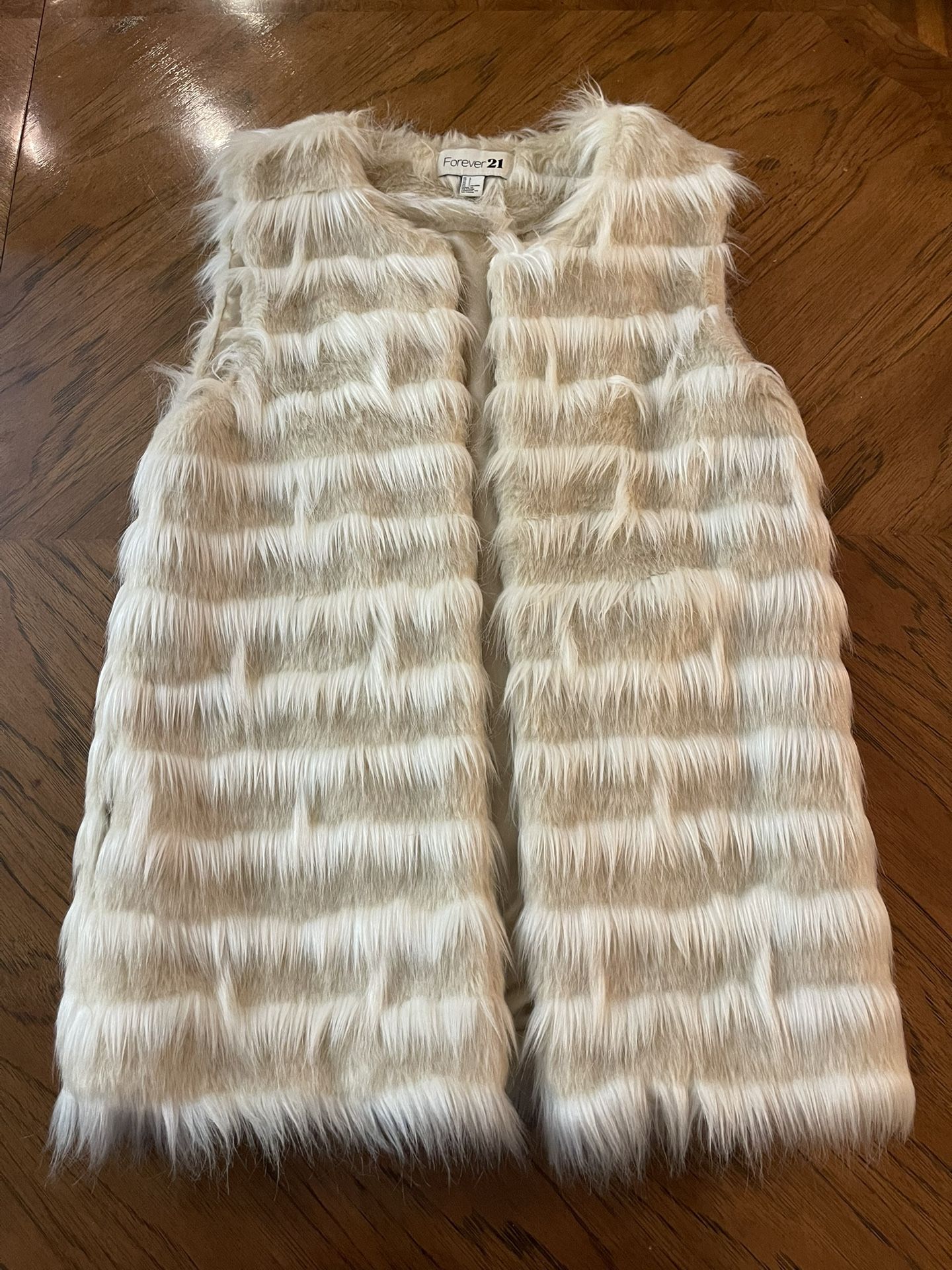 Women’s Like New Beige and Ivory Faux Fur Forever 21 Vest Size Large