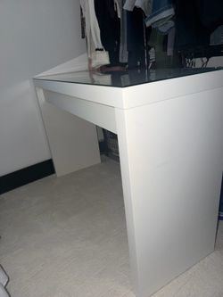Vanity table