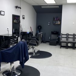 Se rentan dos estaciones para estilista o barbero la resta es por día $60