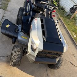 Murray
MT100 42 in. 13.5 HP 500cc E1350 Series Briggs and Stratton Engine 6-Speed Manual Gas Riding Lawn Tractor Mower