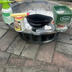 Lawn Fertilizer Spreaders / Sprayers 