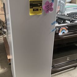 Up Right Freezer Avanty White