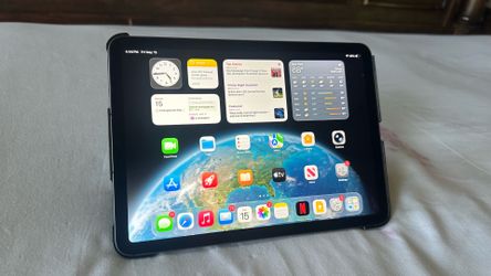 🔥 Apple iPad Air 5th Gen M1 64GB Space Gray – Mint Condition + Case & Stylus