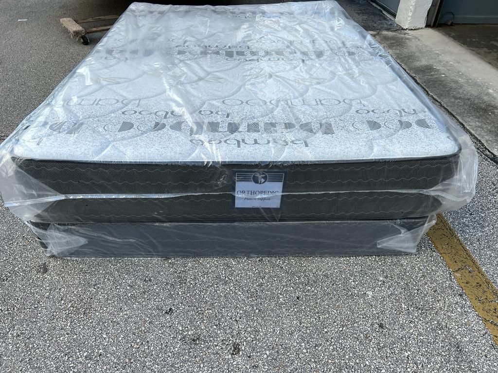 NEW MATTRESS QUEEN SIZE PLUSH WITH BOX SPRING
