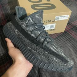 YEEZY 350 V2