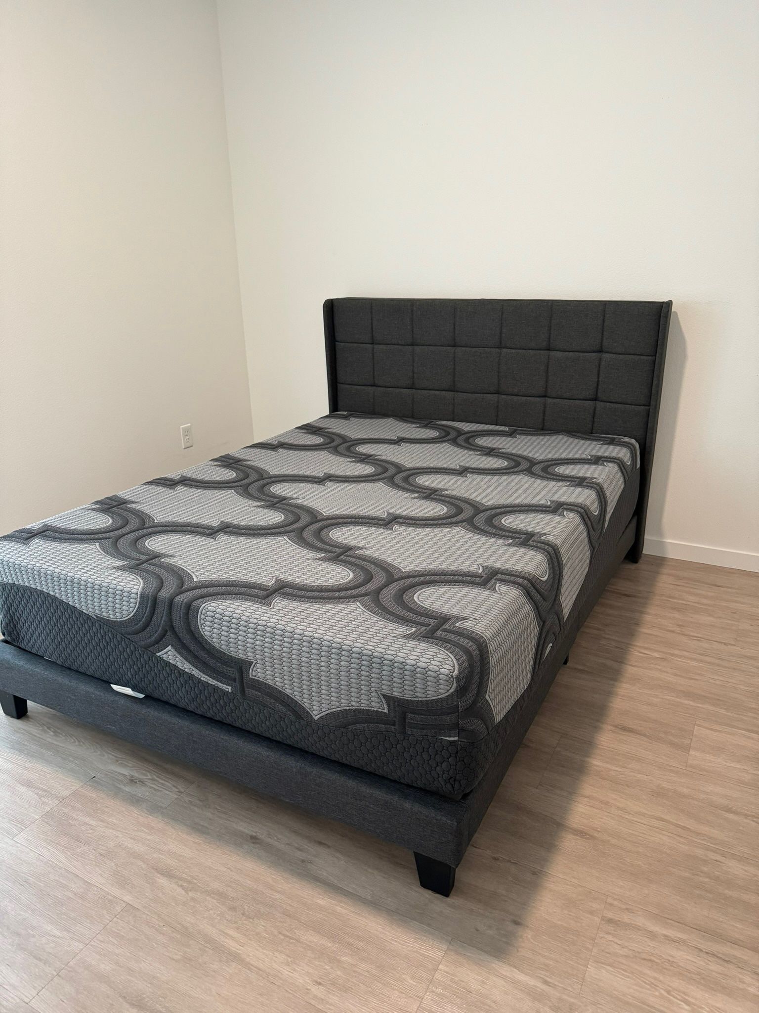 Queen Mattress ONLY - LIKE NEW! $600 OBO – Must Go ASAP! 🛏️ (Tigard, OR)
