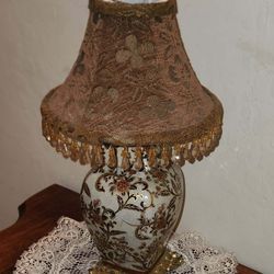 VINTAGE BROWN FLORAL BEADED FRINGE GOLD BURGUNDY RED FOOTED SIDE TABLE LAMP & SHADE