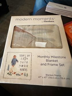 Gerber Modern Moments Monthly Milestone Blanket and Frame Set