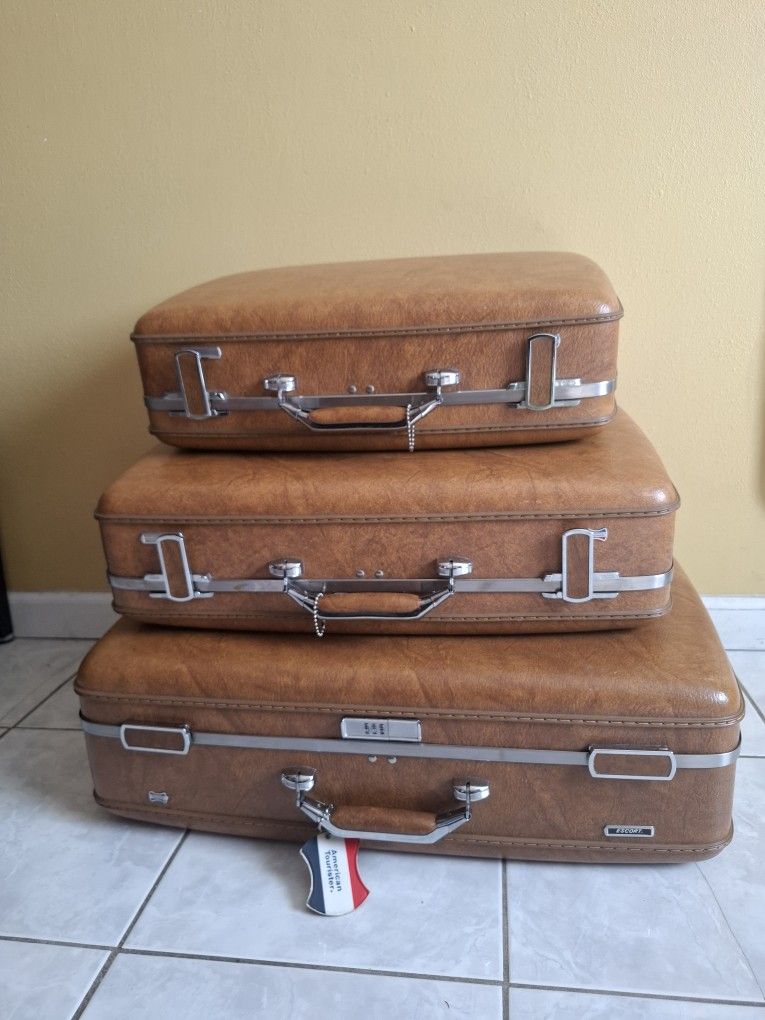 Vintage 60s/70s American Tourister 3-Piece Hard-Sided Luggage Set – Saddle Tan, Chrome Hardware

