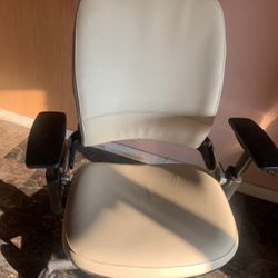 Ofice Lester Chiat Desk Deluxe 