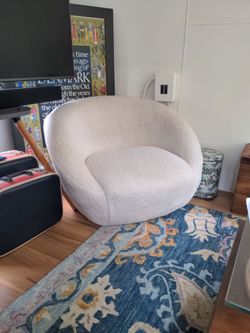 Round boucle chair