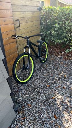 Black fully custom dirt jumper