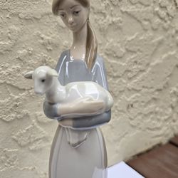 LLADRO GIRL WITH LAMB #34505
