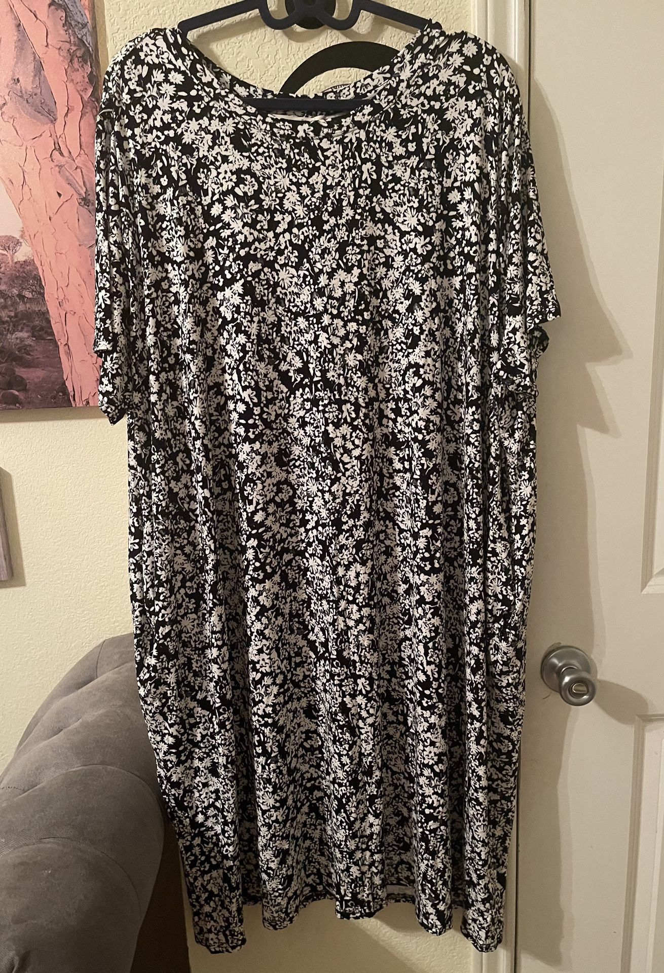 Plus Size Women’s Black and White Floral Flowy Dress with pockets size 4X NEW