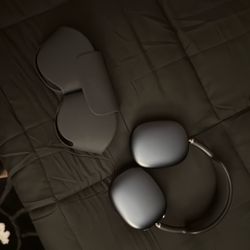 Midnight Airpod Maxes