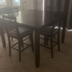 Refubershable Kitchen table