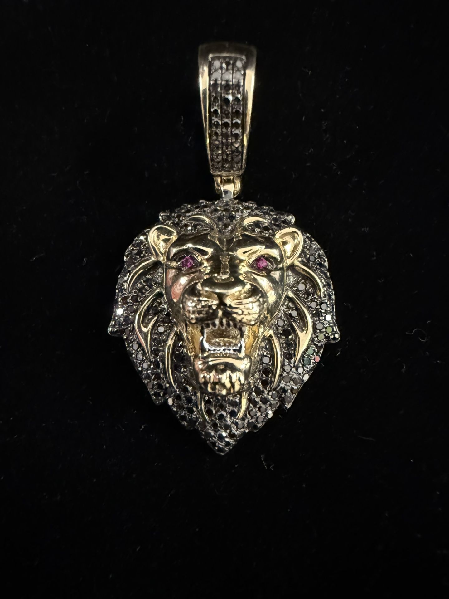 10k Lion Two Tone Pendant, Black Stone Crest W/ Ruby Eyes 6.2 Grams
