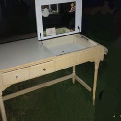Vintage ?1970? Ethan Allen Vanity With Hidden Mirror