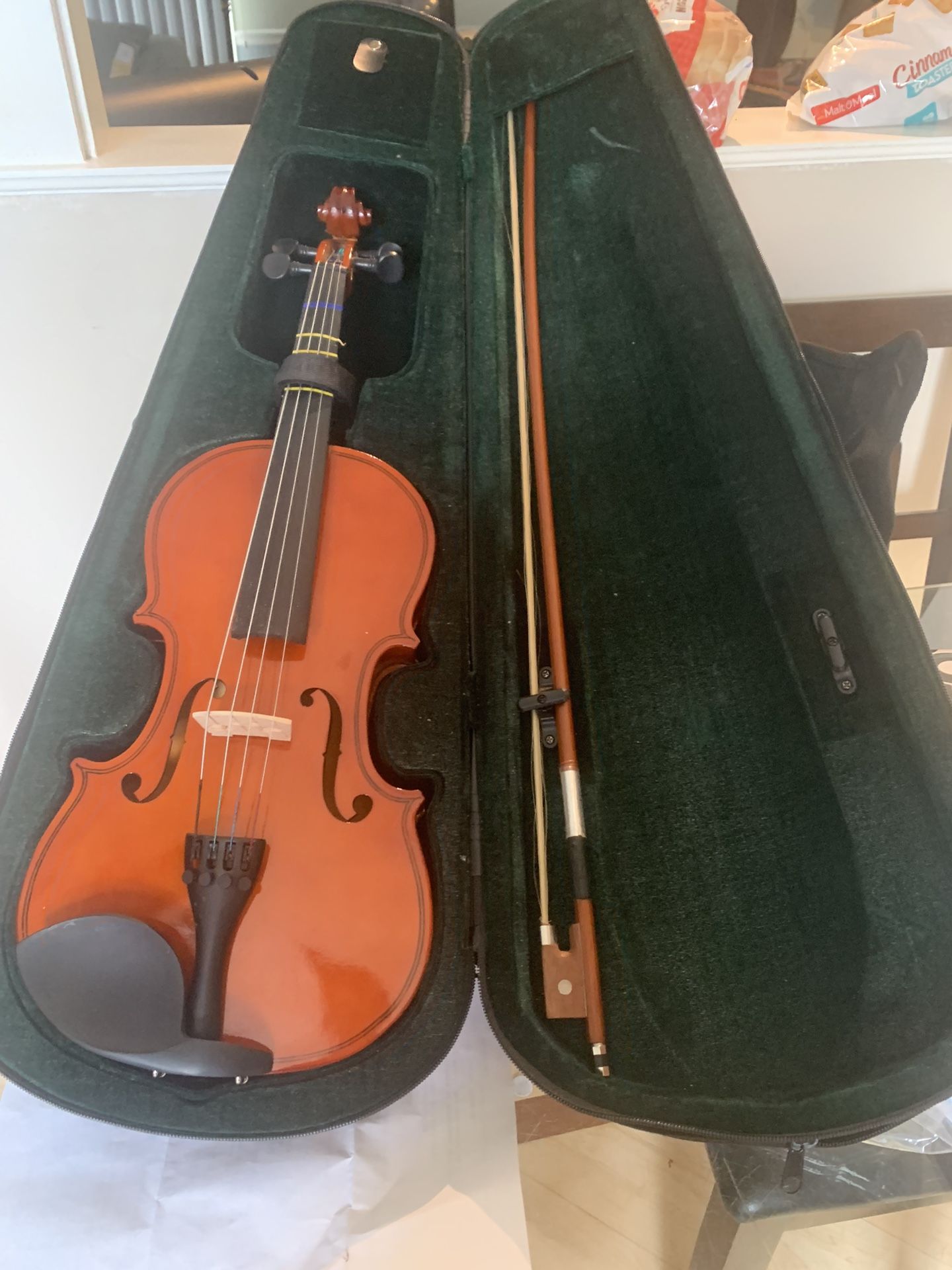 4/4 violin in case. ❌ $ 75.00 BEST OFFeR 👋