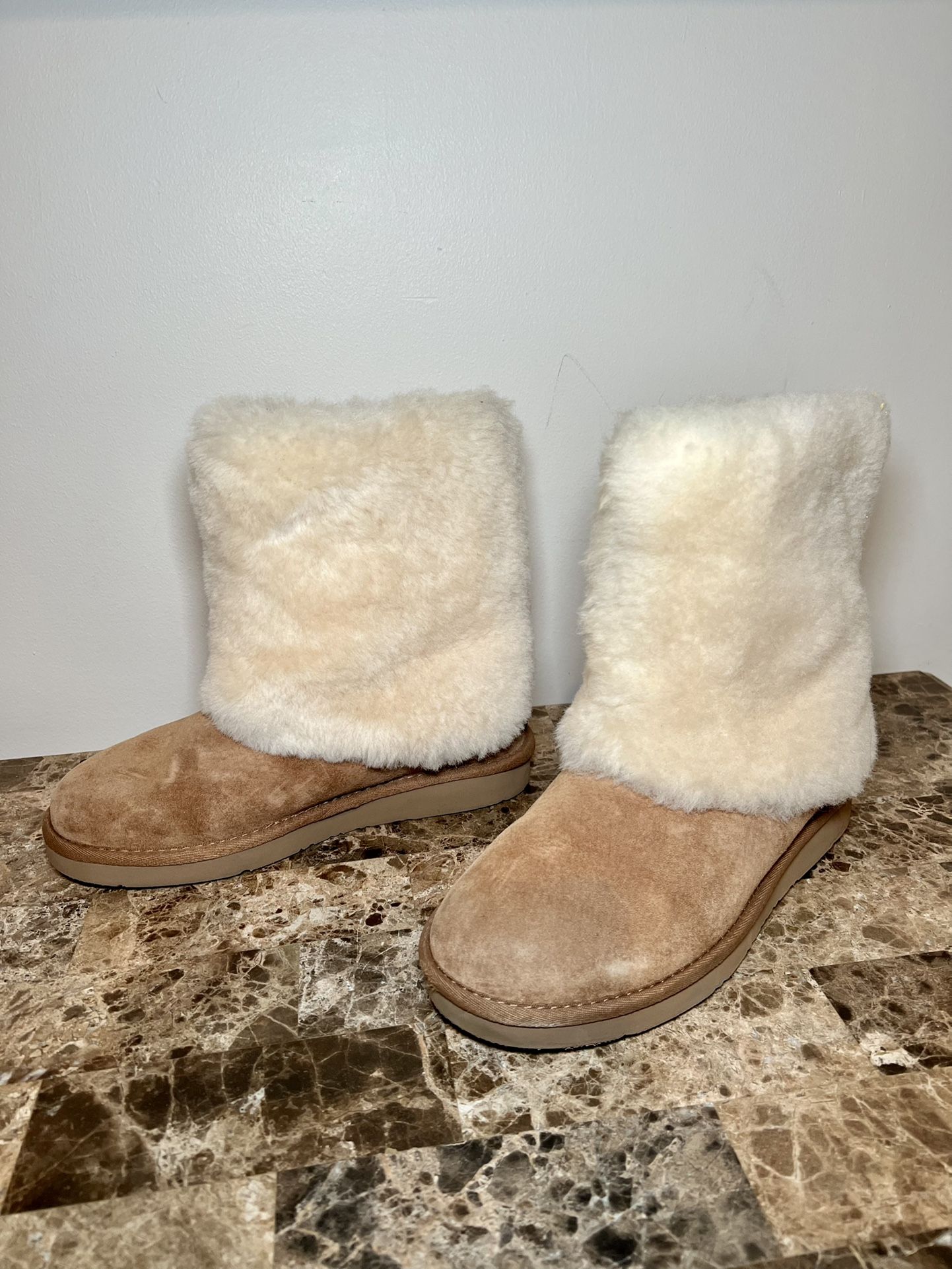 UGG suede beige fur boots size 8. Rare