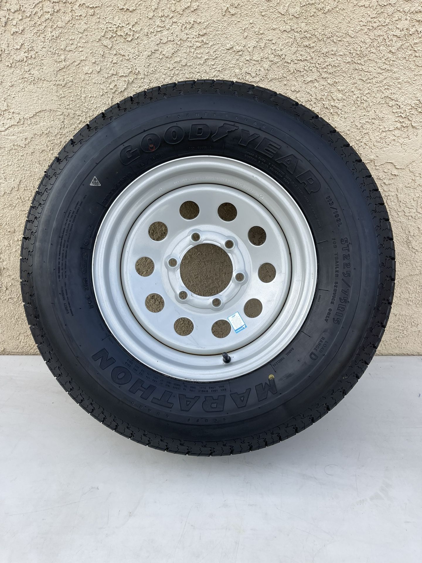 Brand New Heavy Duty Trailer Tire ST225/75R15 for Sale in Long Beach
