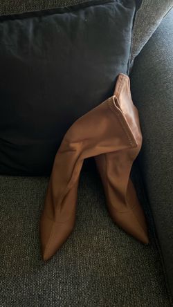 Brown boots size 8 new