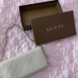 Gucci signature wallet on Chain 