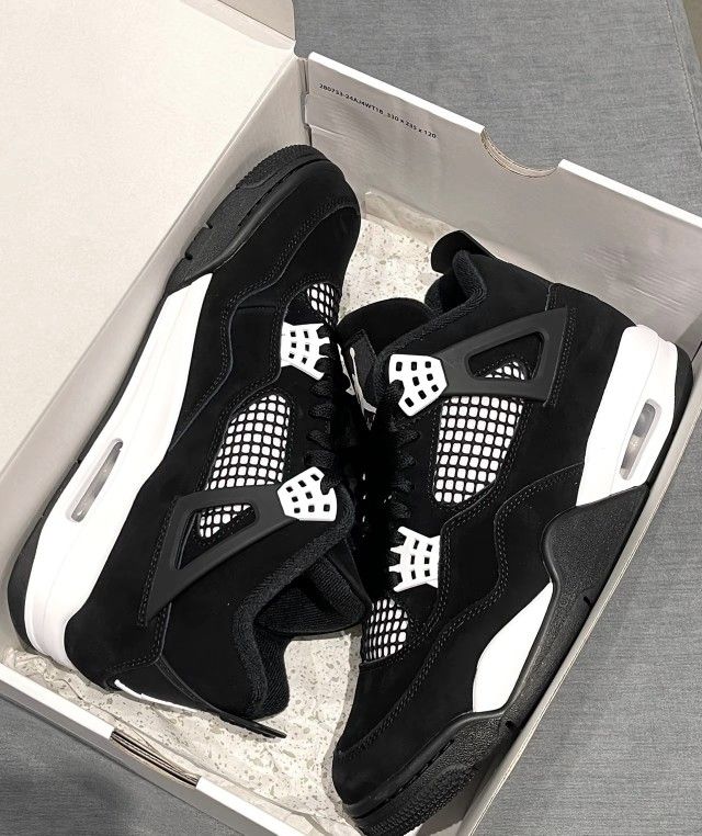 Black Whie Basketball Shoes