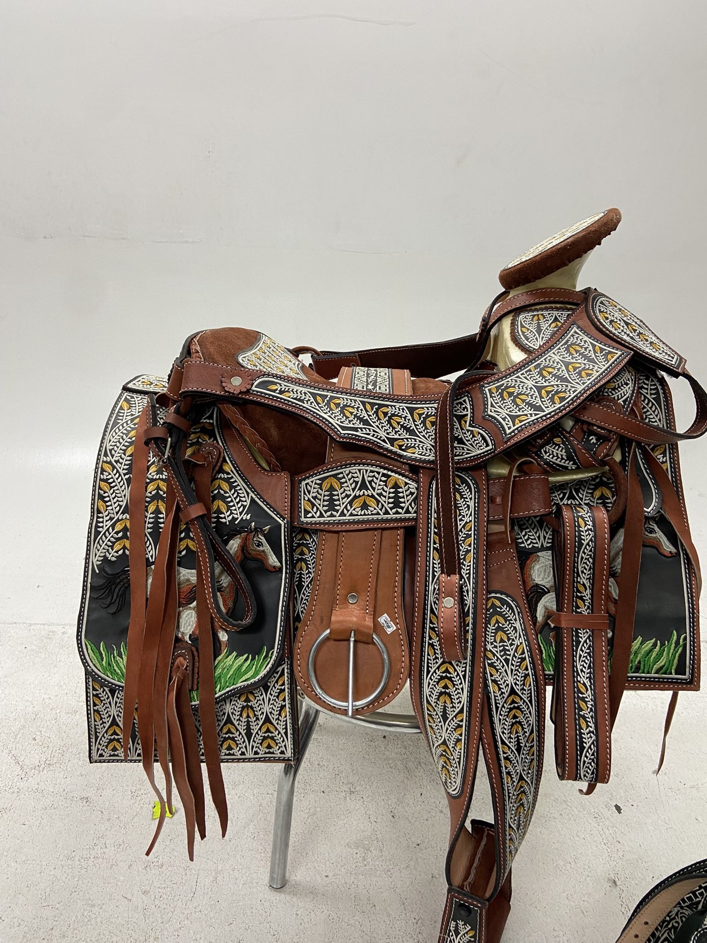 Nueva Montura Charra Bordada Conncantinas Cuadradas