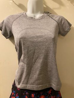 Lululemon short sleeve shirt size 4