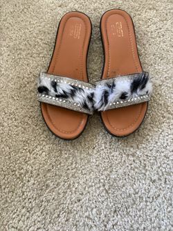 Women flip shoes