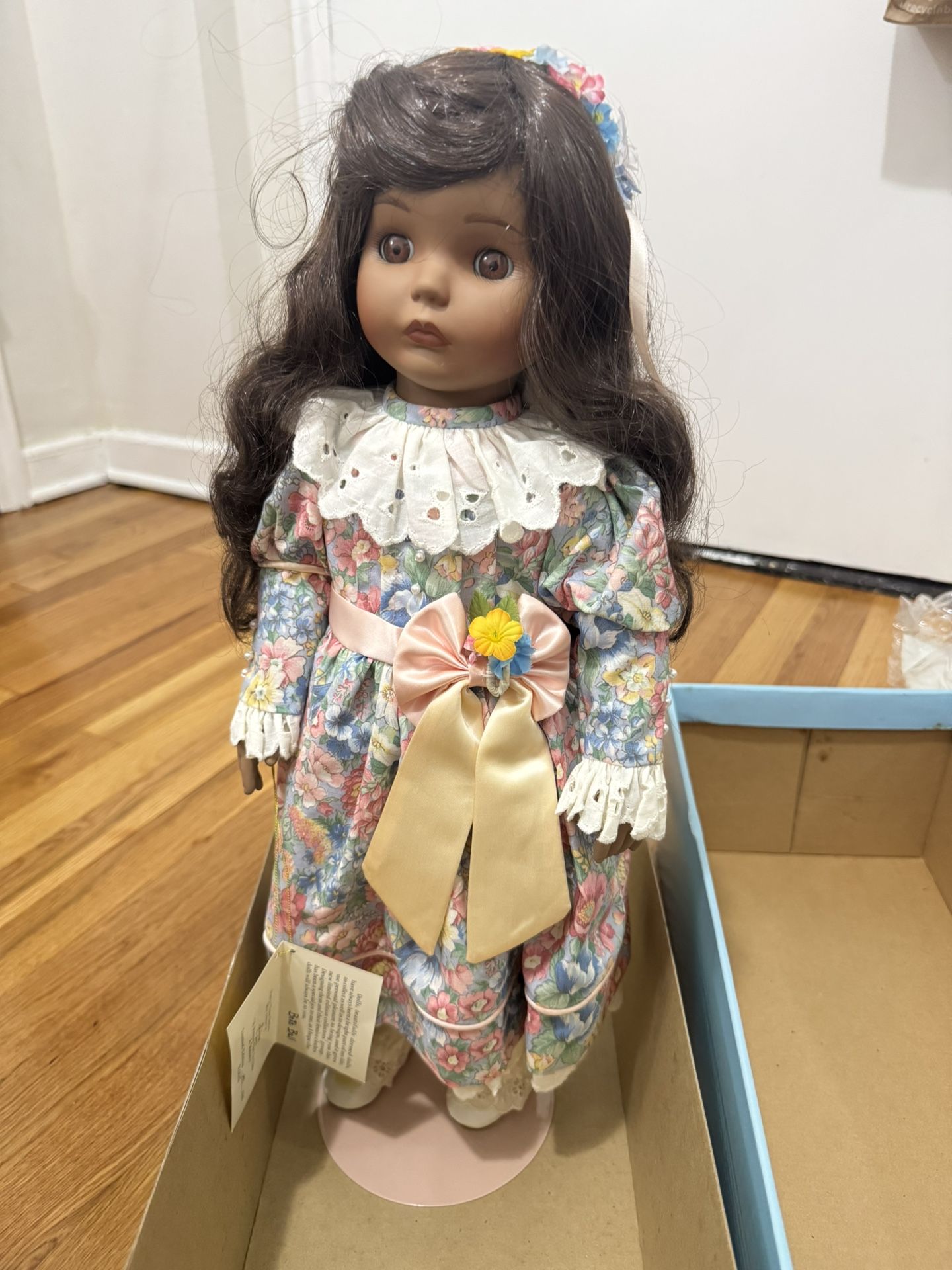 Betty Jane Carter musical dolls “ lisa ” 231/500 Porcelain Doll By Bette Ball New with some callouts. Her shoe has some yellow shown. Some wear on e