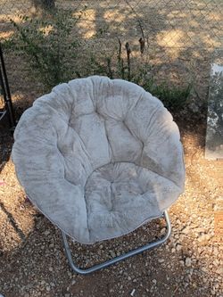 Foldable moon chair