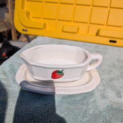 Rare Vintage  Pfaltzgraff strawberry 🍓 gravy boat set