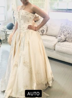 Nice Dress Perfect For A Quinceañera Size small Champagne Color