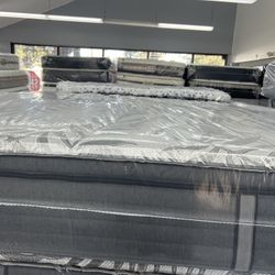 KING SIZE SEALY POSTUREPEDIC PLUS PILLOW TOP MATTRESS & BOX SPRINGS BED SET