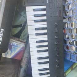 Native Instruments KOMPLETE KONTROL M32 Compact Keyboard Controller