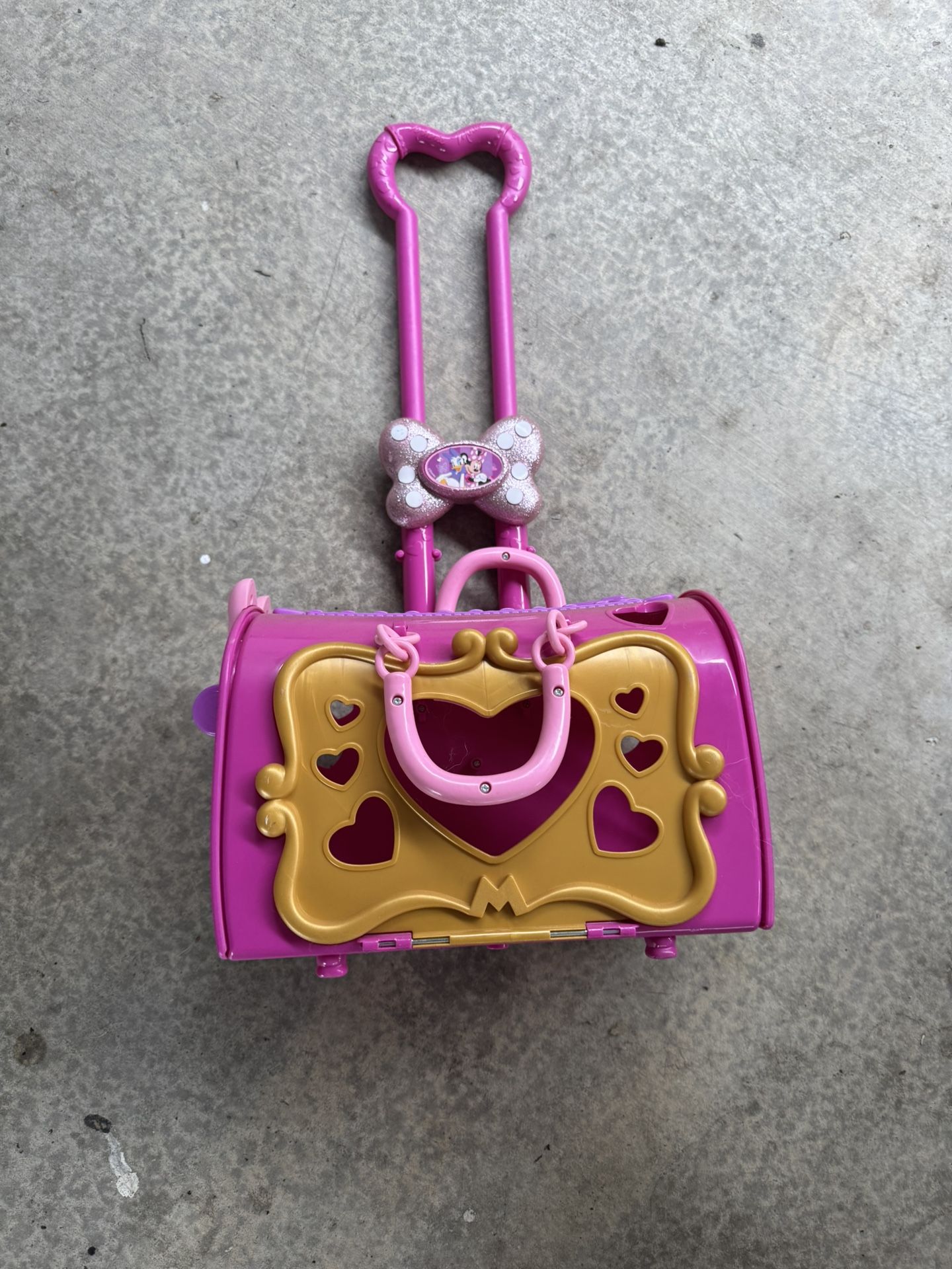 DISNEY JUNIOR MINNIE MOUSE MINNIE'S HAPPY HELPERS PET CARRIER WITH WHEELS.