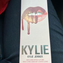 Kylie Matte Liquid Lipstick And Liner