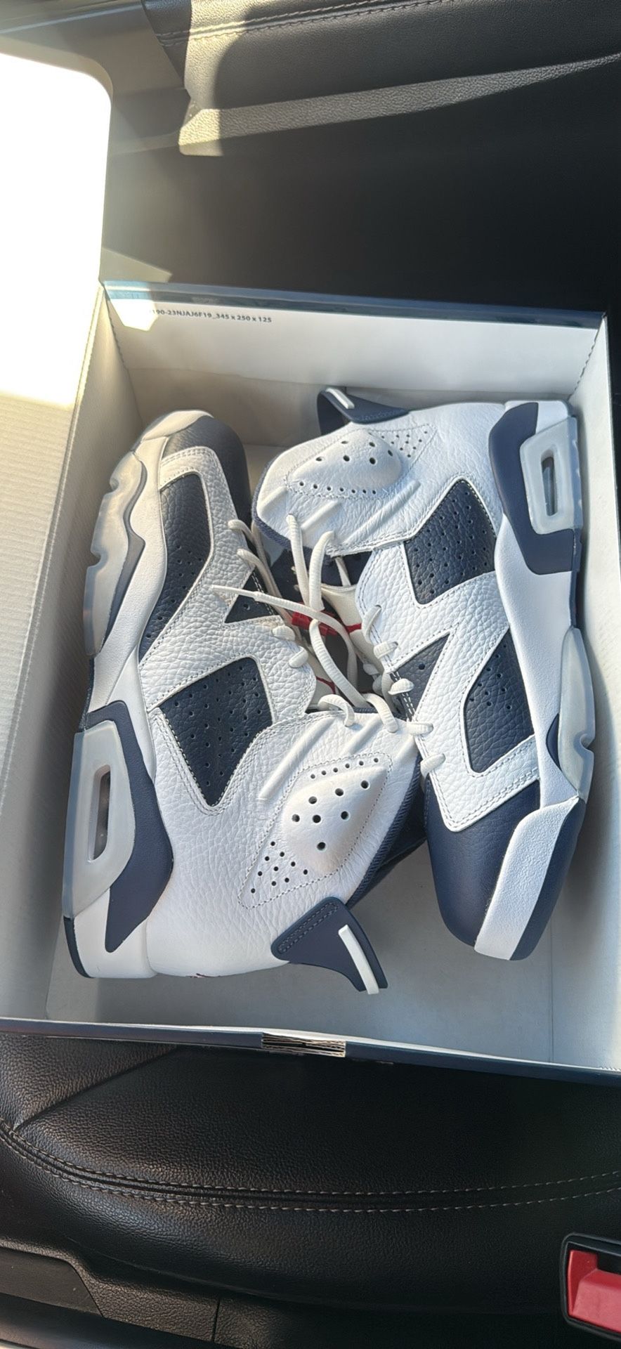 Size 10 men’s Jordan 6 Retro Sneakers white/varsity red