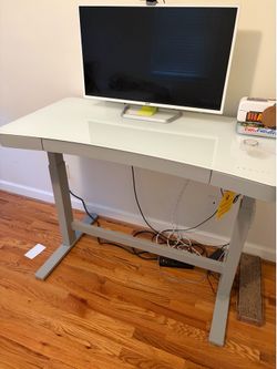 Adjustable standing desk