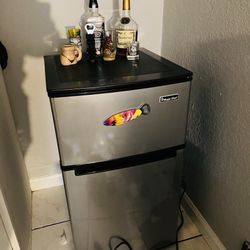 Black & Decker 3 Cu. Ft. Mini Fridge for Sale in Sacramento, CA - OfferUp