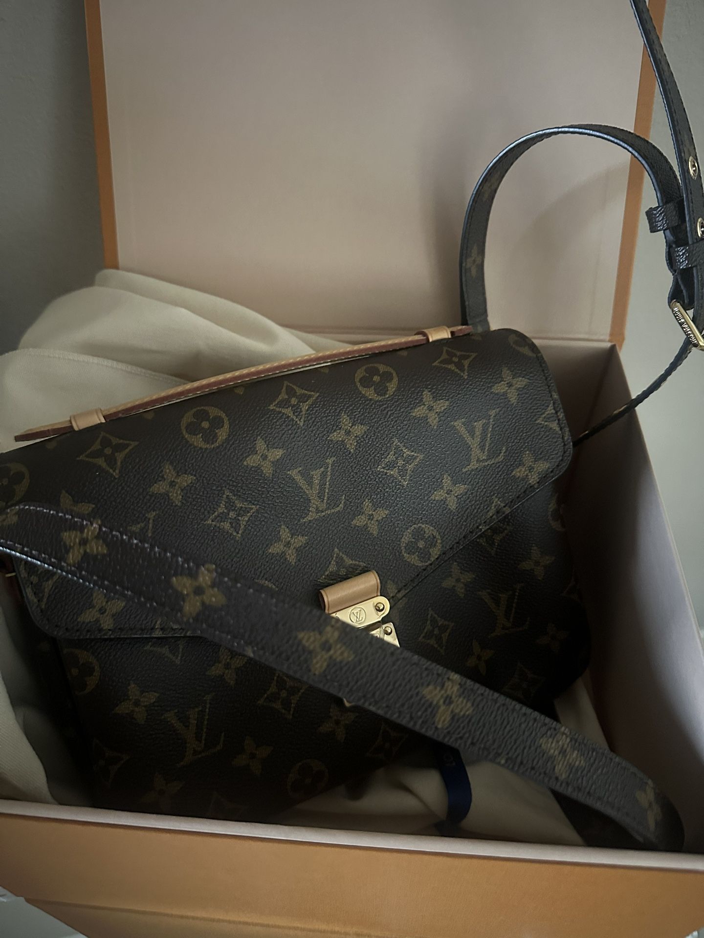 100% AUTHENTIC • LOUIS VUITTON POCHETTE MÉTIS