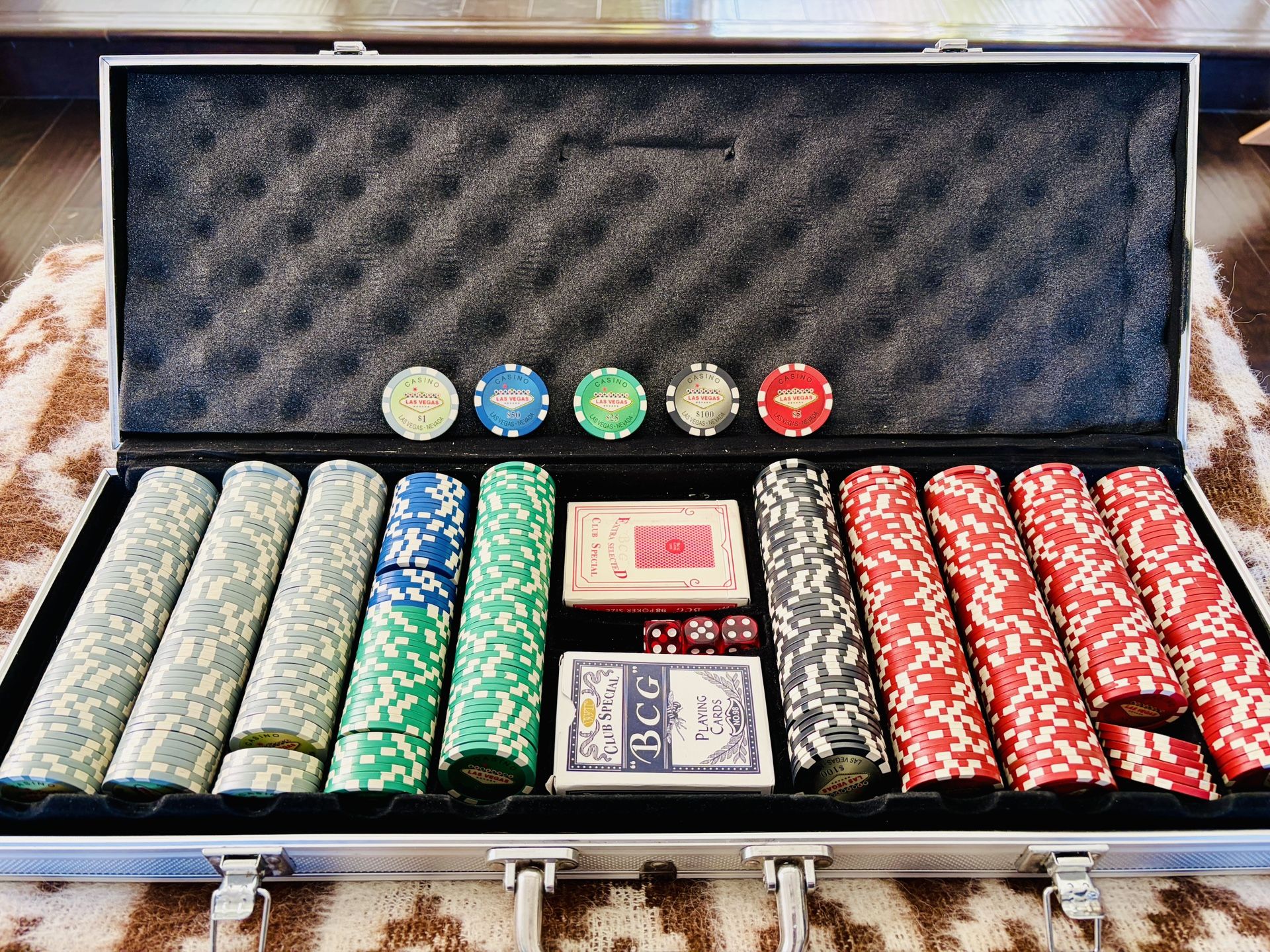 Poker Chip Set With Case (500 Chips Set)